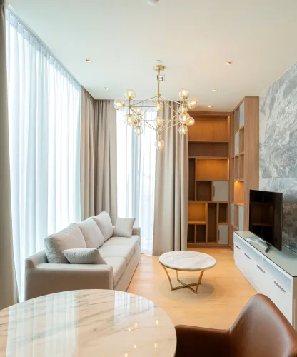 Sala de alto padrão com cortinas sofisticadas em tons neutros valorizando iluminação natural e decoração elegante