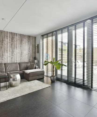 Sala moderna com persianas sofisticadas em grandes janelas de vidro valorizando iluminação natural e decoração contemporânea