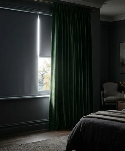 Dormitório elegante em tons escuros combinando persiana blackout na janela com cortina de tecido verde-escura de veludo.